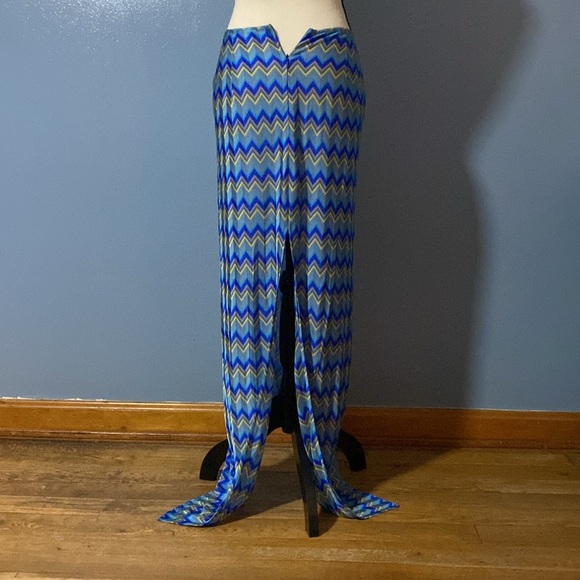 Mark Wong Nark. A line skirt with split Hem - Picture 2 of 4